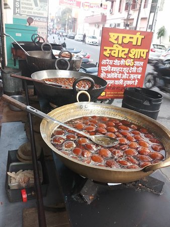 https://theamritsarguide.in/assets/vendors/original/139-sharma-sweets.jpg